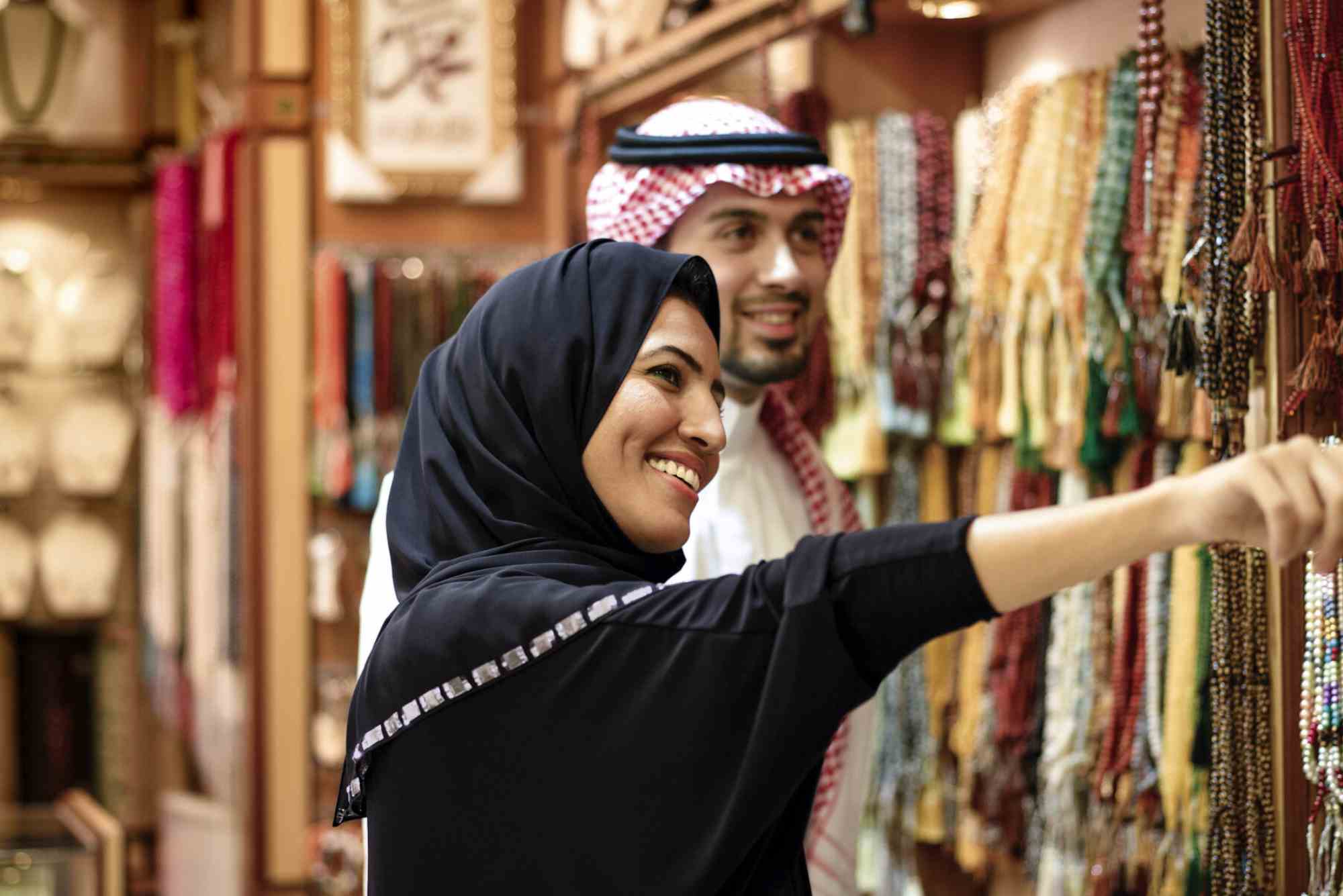 Top Spots For Buying Islamic Books, Prayer Mats, And Gifts In Madinah