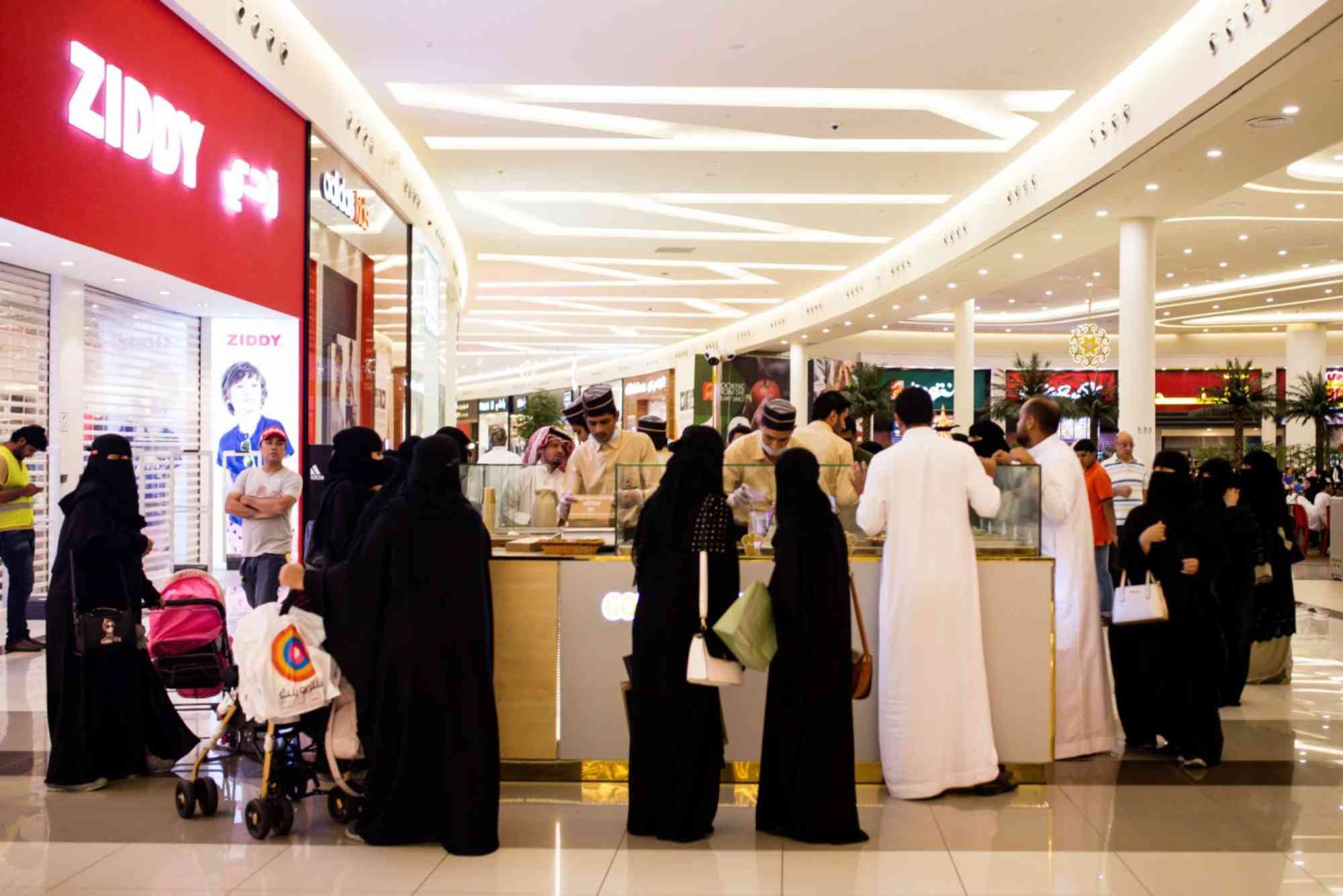 How to Avoid Scams and Overpricing While Shopping in Makkah.